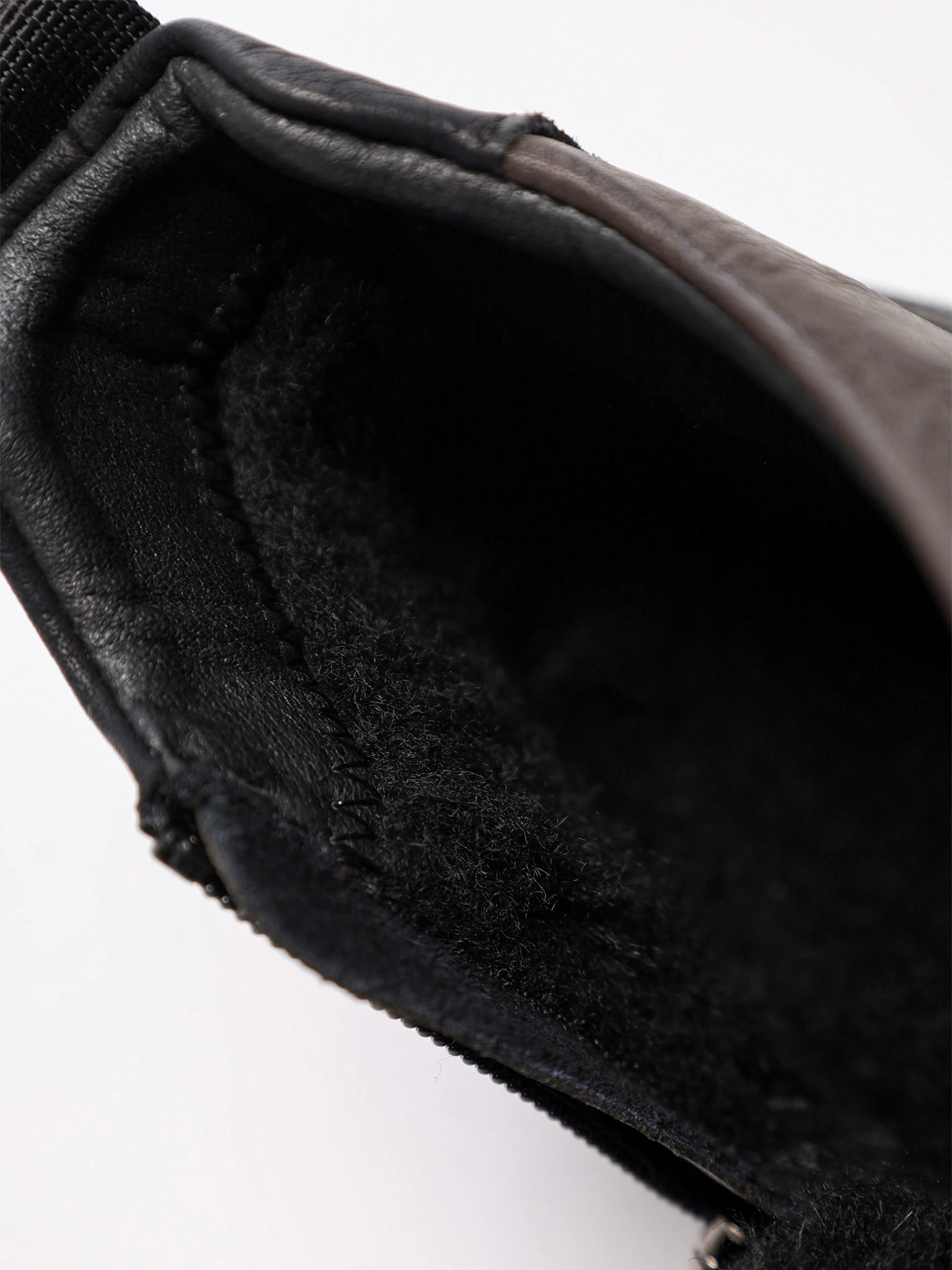 Ботинки черного цвета на низкой подошве